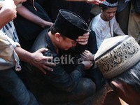 Billy Syahputra tak kuasa menahan kesedihannya.