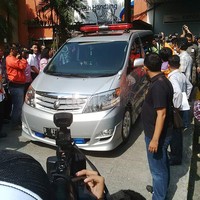 Sabtu (28/3/2015), jenazah bintang film 'Taman Lawang' itu tiba di Terminal Kargo 530 Bandara Soekarno-Hatta dan langsung dibawa ke rumah duka yang berada di Duren Sawit, Jakarta Timur dengan menggunakan ambulans Toyota Alphard. Mahardian Prawira Bhisma/detikHOT.