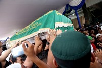 Warga pun berebut ingin melihat jenazah pria kelahiran 8 Februari 1983 itu saat tiba di rumah duka.