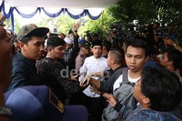 Sempat terjadi sedikit kericuhan saat jenazah Olga tiba di rumah duka.