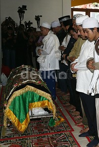 Usai dimandikan dan dikafankan, jenazah Olga dibawa para penyelawat ke masjid yang berada tak jauh dari rumah duka untuk disalatkan. Agung/detikFoto.