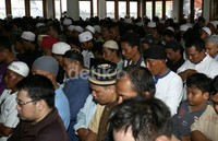 Ratusan orang pun terlihat mengikuti salat tersebut. Agung/detikFoto.