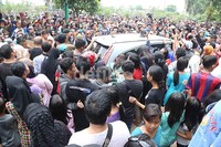 Warga memadati area pemakaman Olga.