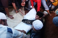 Billy menjadi orang pertama yang terjun ke liang lahat untuk mengantarkan Olga ke tempat peristirahatan terakhir.
