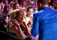 Ia langsung terlihat histeris. Kevin Winter/Getty Images for iHeartMedia/detikFoto.