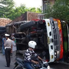 Sopir Panik, Truk Muat Kayu Tabrak Rumah di Pasuruan
