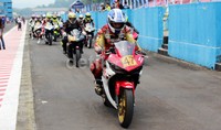 Di ajang Sunday Race, seluruh peserta diwajibkan menggunakan riding gear atau perlengkapan balap yang lengkap untuk persayaratan keamanan pebalap.