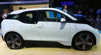 BMW i3 diperkuat motor listrik yang mampu menampilkan 170 tenaga kuda (125 kW) dengan torsi 184 lb-ft (250 Nm).