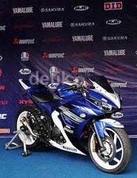 Perbedaan sangat jelas terlihat pada tampilan knalpot dan pelek yang digunakan. Knalpot standar diubah menjadi knalpot Akrapovic. Sementara peleknya diganti menjadi pelek Chemco.