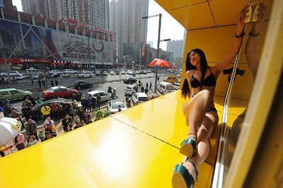 Toko Nikon Sewa Gadis Berbikini untuk Bersih-bersih