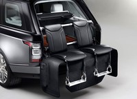 Di bagian belakang, Range Rover menyiapkan dua kursi yang bisa Anda gunakan saat bersantai di pantai sambil menikmati matahari tenggelam. Istimewa/Land Rover.