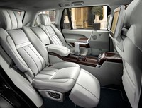 Interior mobil ini benar-benar mewah. Kemewahan terlihat sampai bagian belakang mobil. Bagi penumpang belakang ada monitor di masing-masing kursi dan kursinya bisa diatur agar bisa duduk dengan nyaman. Istimewa/Land Rover.