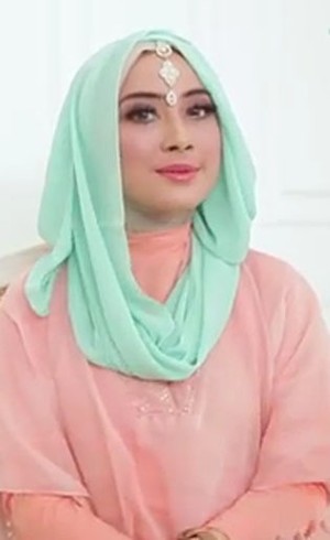 Tutorial Hijab ke Pesta Pernikahan Pakai Selendang ala Nina Septiani
