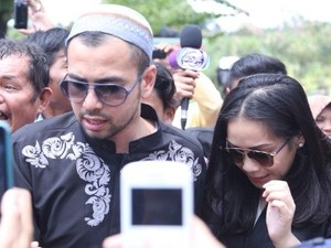 Ziarah ke Makam Olga, Raffi Ahmad dan Nagita Slavina Diserbu Warga