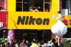 Cleaning Service Berbikini di Toko Nikon Bikin Heboh
