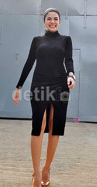 Nikita Mirzani akhirnya keluar dari Rutan Pondok Bambu, Jakarta Timur, Senin (30/3/2015). Pool/Noel/detikFoto.