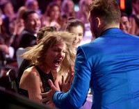 Taylor Swift histeris saat menerima dua penghargaan yaitu Best Lyric untuk 'Blank Space' dan Artist of the Year di iHeartRadio Music Awards 2015. Kevin Winter/Getty Images for iHeartMedia/detikFoto.