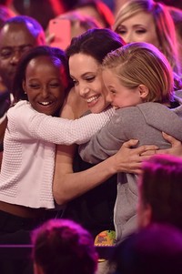Sukses memenangkan penghargaan Favorite Villain, Zahara dan Shiloh beri pelukan hangat untuk Angelina Jolie di acara Kids' Choice Awards 2015. Kevin Winter/Getty Images/detikFoto.
