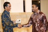 Presiden Jokowi menerima DVD film 'Cahaya dari Timur Beta Maluku' dari Glenn Fredly.