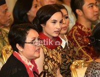 Chelsea Islan juga turut hadir mengenakan busana batik.