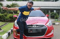 Opie berpose dengan mobil merahnya. Pool/Gus Mun/detikFoto.
