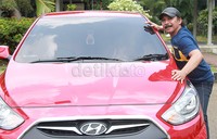 Ia mengatakan, dapat membeli Hyundai merah tersebut berkat Olga. Pool/Gus Mun/detikFoto.