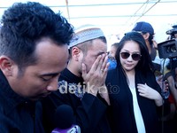 Bersama sang istri, Nagita Slavina dan Denny 'Cagur', Raffi terlihat sangat sedih.