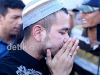 Air matanya tak terbendung saat melihat pusara Olga.