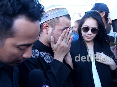 Raffi Ahmad Menangis di Makam Olga