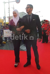 Ia hadir bersama sang suami, Rendy Aditya Gunawan.