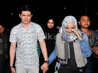 Irwansyah dan Zaskia saat tiba di kediaman orang tua Olga di kawasan Duren Sawit, Jakarta Timur, Senin (30/3/2015) malam. Pool/Noel/detikFoto.