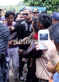 Kehadiran Raffi langsung jadi pusat perhatian warga sekitar.