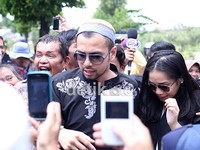 Warga berebut untuk mengabadikan foto Raffi dan Nagita.