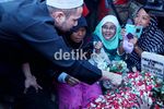 Raffi Ahmad Ziarah ke Makam Olga, Warga Antusias