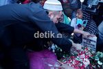 Raffi Ahmad Ziarah ke Makam Olga, Warga Antusias