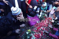 Warga sibuk mengabadikan momen Raffi di pusara Olga.