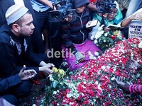 Raffi langsung ziarah ke makam Olga setelah menjalani ibadah umrah di Tanah Suci.