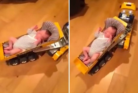 Kreatif! Ayah Berusaha Tidurkan Bayinya Menggunakan Truk Mainan