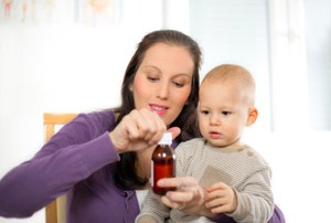 Beri Penawar Rasa Pahit Saat Anak Minum Obat, Bolehkah?