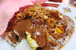 Kupat Tahu Gempol: Lembut Gurih Tahu Cibuntu Disiram Bumbu Kacang Melimpah