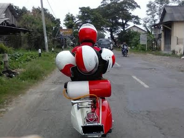 Vespa Merah Putih Bawa 3 Helm
