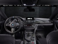 Interior mobil BMW M4. Tidak terlihat terlalu mewah, namun cukup nyaman. Mobil memang disiapkan untuk berlari kencang. (Istimewa/BMW).