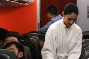Ketika Pramugari Tiongkok Pakai Piyama Saat Bekerja