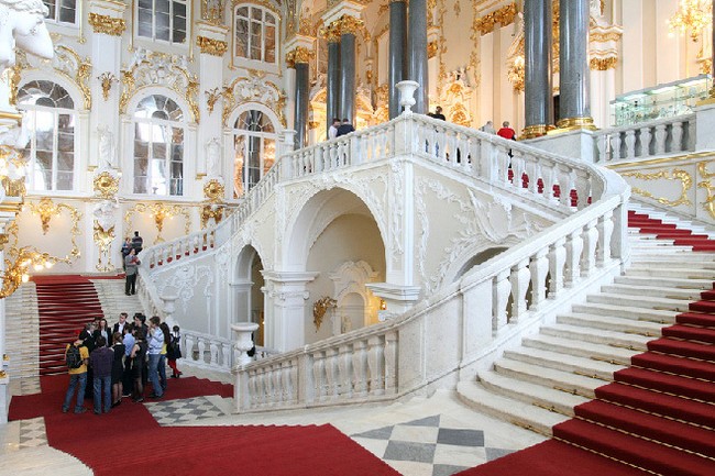 10 Istana Keren yang Paling Banyak Dikunjungi Turis (2)