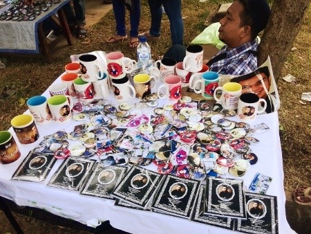 Laris Manis! Pedagang Souvenir di Makam Olga Diserbu Pembeli