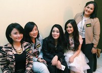 Dari kiri ke kanan: Chiquita Meidy, Leony 'Trio Kwek Kwek', Saskia, Tasya Kamila, dan Mega Utami. (Instagram/Tasya Kamila)