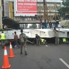 Dua Reklame Jumbo di Siola Dibongkar, Lalin Sempat Padat