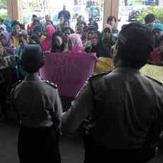 Puluhan Buruh Demo PN Malang