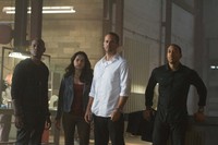 Setelah mengalahkan Owen Shaw dan timnya, Dominic Toretto (Vin Diesel) Cs hidup tenang di Amerika Serikat. Bahkan Agen Hobbs (Dwayne Johnson) mulai bosan lewat pekerjaannya yang hanya memberikan stempel pada dokumen penjahat yang telah ia tangkap. (Dok Universal Pictures)