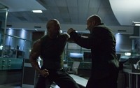 Salah satu adegan pertarungan Hobbs dengan Deckard. (Dok Universal Pictures)